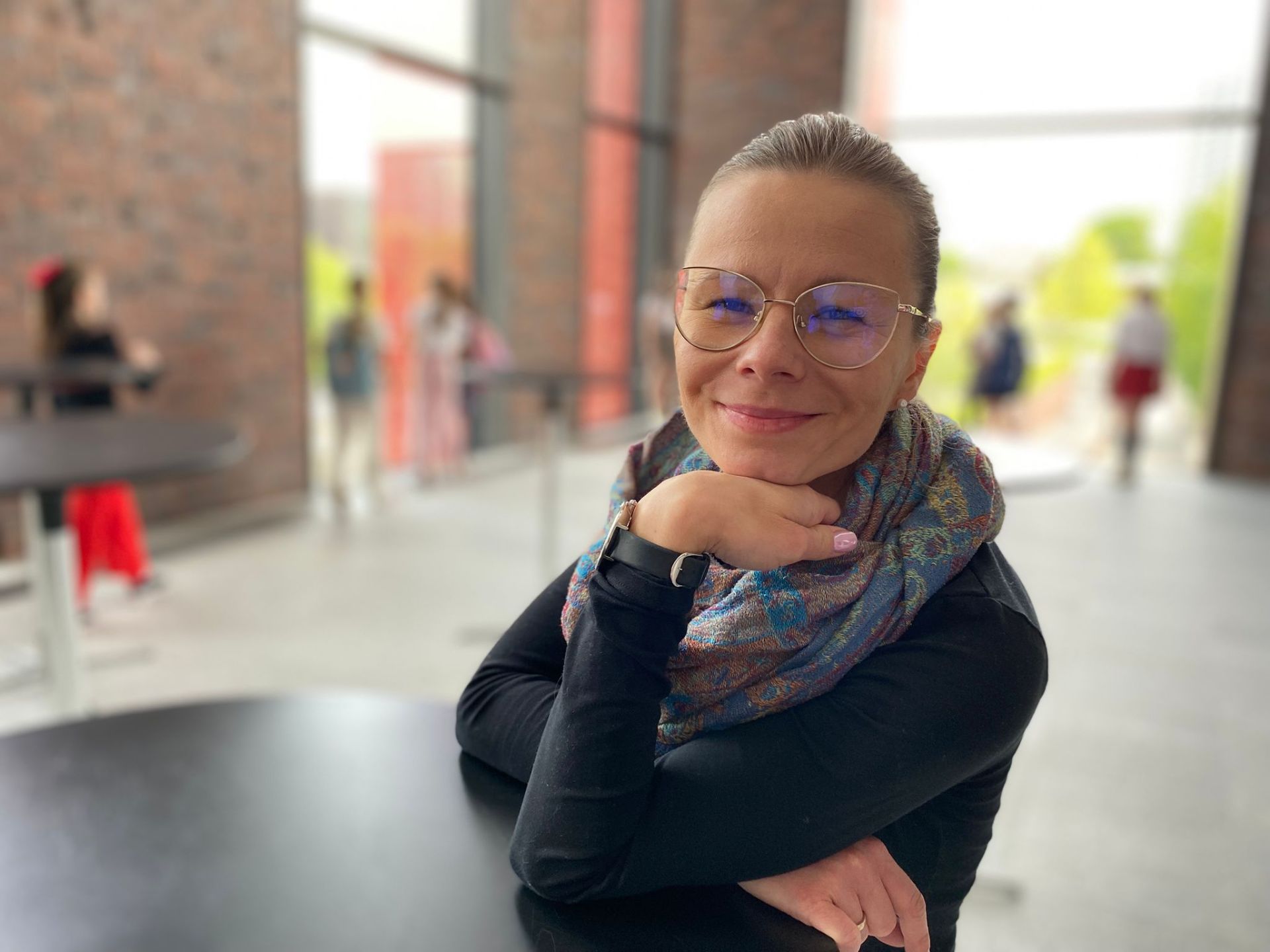 fotografia przedstawiająca prowadzącą zajęcia fotografia przedstawiająca prowadzącą zajęcia