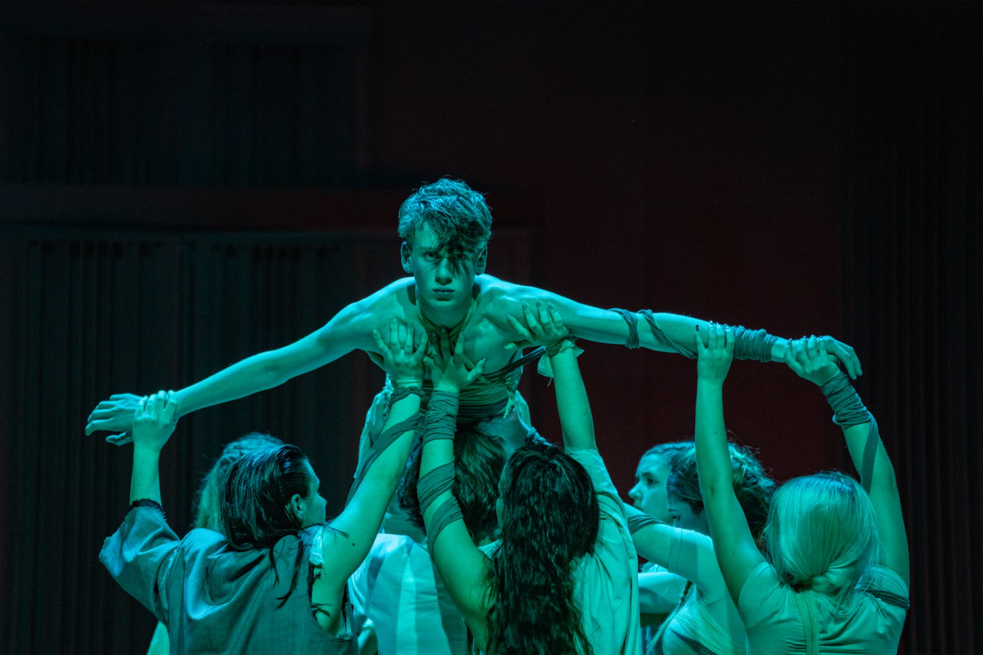 fotografia przedstawiająca scenę ze spektaklu teatralnego