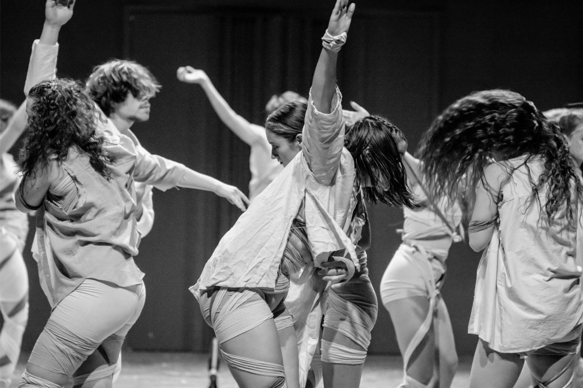 fotografia przedstawiająca scenę ze spektaklu teatralnego