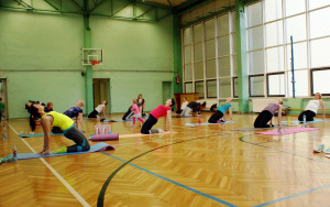 Dom Kultury na Os. Witosa. LOOK V: 2022 - Zajęcia fitness w szkole 13.04.2022 (13)