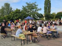 Publiczność siedząca i tańcząca przed sceną  (2)