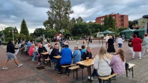 Publiczność siedząca i tańcząca przed sceną  (4)