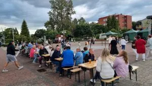 Publiczność siedząca i tańcząca przed sceną  (4)