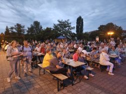 Publiczność siedząca i tańcząca przed sceną  (1)