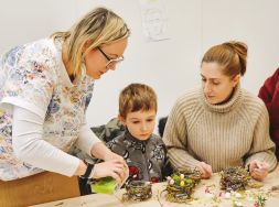 Warsztaty artystyczne - koszyczko-świeczniki na st&oacute;ł wielkanocny (7)