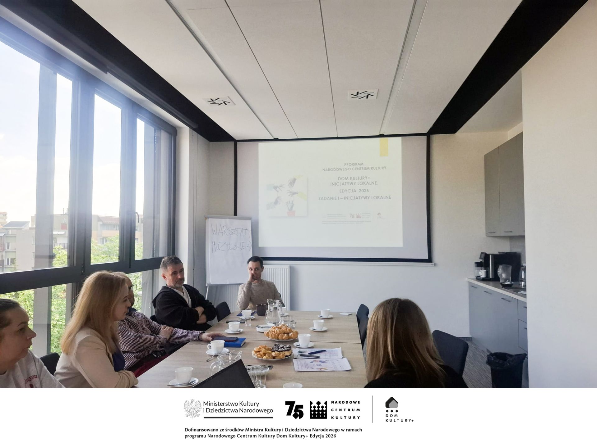 zdjęcie grupy pracowników podczas szkolenia zdjęcie grupy pracowników podczas szkolenia