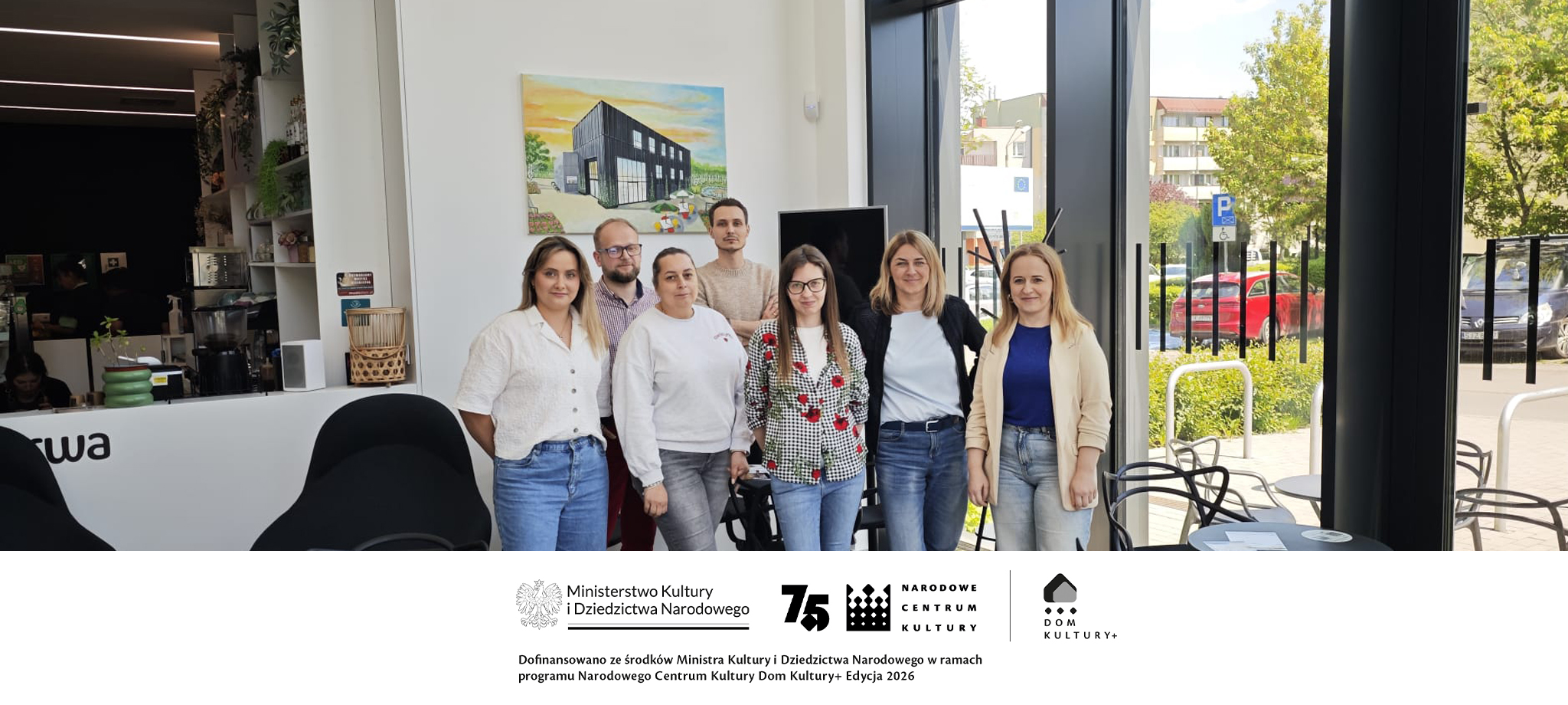 zdjęcie grupy pracowników z animatorką programu zdjęcie grupy pracowników z animatorką programu